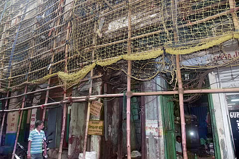 हादसों को बुलावा दे रही हैं महानगर की जर्जर इमारतें