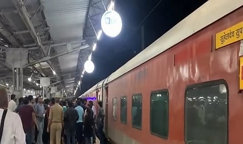 सुहेलदेव एक्सप्रेस ट्रेन में बत्ती गुल, यात्रियों ने TTE को टॉयलेट में किया बंद, वीडियो वायरल