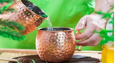 Vastu Tips: तांबे के बरतन में रखा पानी बदलेगा किस्मत, जानें 5 अचूक फायदे!