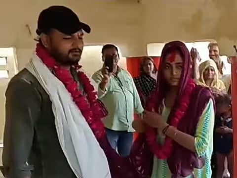 UP News: गिड़गिड़ाता रहा पिता, प्रेमी के साथ बेटी लेती रही सात फेरे, पुलिस को पता ही नहीं और थाने में हो गई शादी