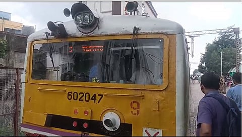 Dum Dum Railway Station पर पटरी से उतरी ट्रेन