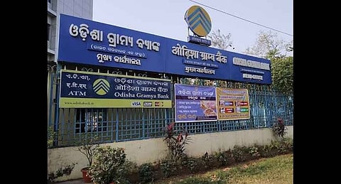 हजारों लोगों को मिले लाखों रूपए, ओडिशा में बैंक के बाहर लग गई लाइन !