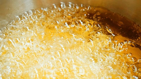 पूड़ी बनाने को कहा तो पत्नी ने डाला खौलता तेल, तड़प-तड़प कर पति की मौत