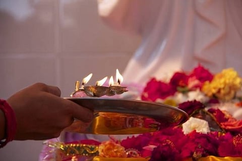 पूजा करते समय हाथ जलना शुभ या अशुभ? बहुत कुछ कहती है ये घटना