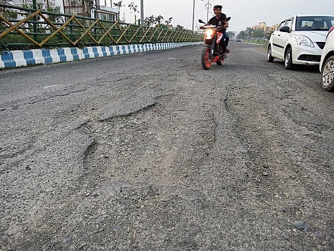 Kolkata Streets : अब प्लास्टिक से बनेंगी सड़कें, जानें क्या है Plastic Roads ?