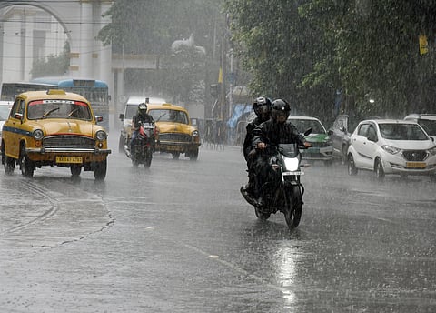 Kolkata Rain: आज जाने वाले हैं पूजा की शॉपिंग करने तो ज़रा …