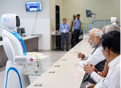 Watch Video : … जब पीएम मोदी को ‘रोबोट चायवाला’ ने सर्व किया चाय और सैंडविच