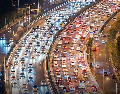 Bengaluru Traffic Jam : घंटों जाम में फंसा यह शहर तो लोगों ने रास्ते में ही मंगवा लिया पिज्जा