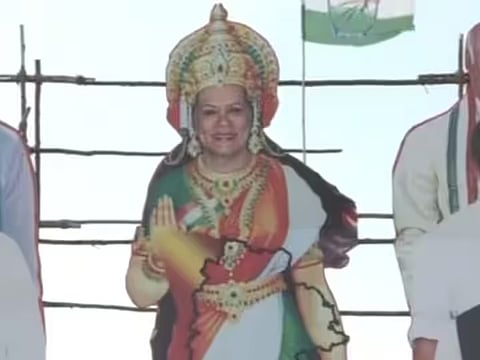 Congress Rally: सोनिया गांधी को होर्डिंग लगाकर बताया ‘भारत माता’