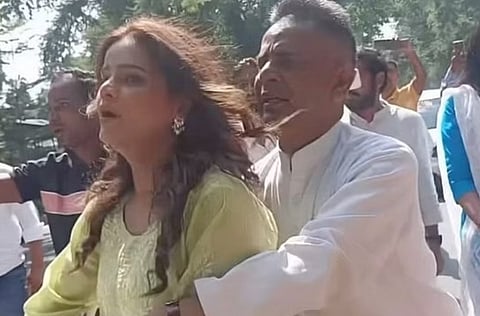 कांग्रेस दफ्तर के बाहर अर्चना गौतम और उनके पिता के साथ मारपीट