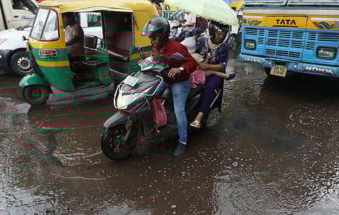 बांगुर में सड़क पर कई मीटर तक हो गये हैं बड़े-बड़े गड्ढे