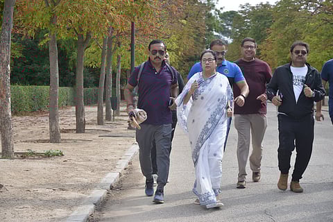 मैड्रिड की सड़कों पर जाॅगिंग करती दिखीं ममता, बजाया अकॉर्डियन इंस्ट्रूमेंट