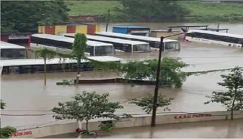 नागपुर मे भारी बारिश से डूबी बस डिपो