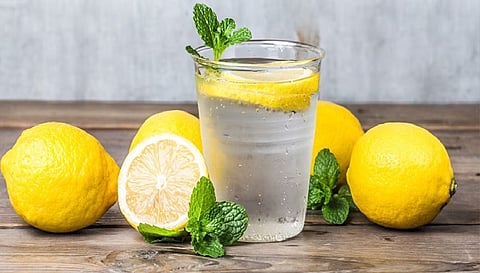 Health News: बिना डॉक्टर की सलाह के खाली पेट पीते हैं नींबू पानी, तो जान लें इसके नुकसान