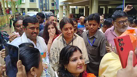 बेलूड़ मठ पहुंचीं केंद्रीय मंत्री स्मृति ईरानी