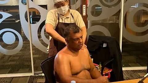 Air Asia के CEO ने मीटिंग के दौरान कराया शर्टलेस मसाज