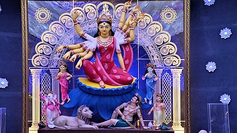 Durga Puja 2023 : South Kolkata के एक से बढ़कर एक पूजा पंडालों में लाखों की भीड़