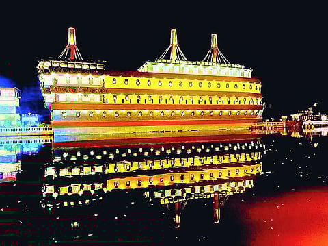 ‘प्लेटफाॅर्म’ और ‘अंतहीन जहाज’ की थीम पर बने पंडाल