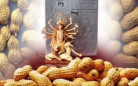 Durga Puja 2023 : मूंगफली के छिलके से बनी है ये 1 इंच की दुर्गा प्रतिमा, देखें Videos !