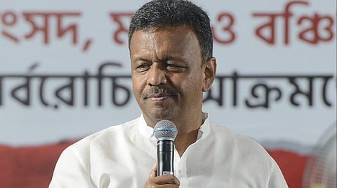 Breaking : मंत्री फिरहाद हाकिम और मदन मित्रा का घर घेरकर छापेमारी