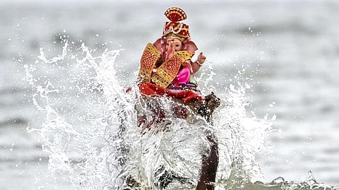 समंदर में बहा लड़का, गणेश जी के मूर्ति के सहारे 26 घंटे तक करता रहा …