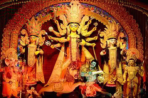 Durga Puja 2023 : कोलकाता के कई मशहूर पूजा पंडालों की खास झलकियां