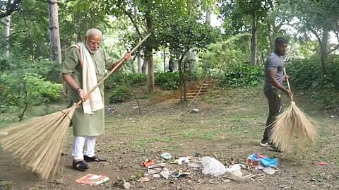 रेसलर के साथ PM मोदी ने किया स्वच्छता के लिए श्रमदान, बताया …