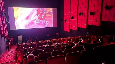 PVR INOX में 10 मूवी देखने के लिए देने होंगे सिर्फ इतने पैसे !