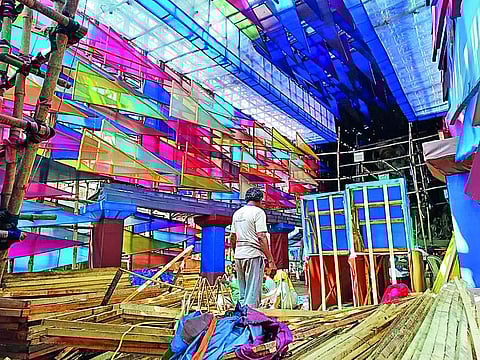 Durga Puja 2023 : दासपाड़ा में असम का ‘बांस बंगला’ व सलकिया में ‘जीवन की गति’