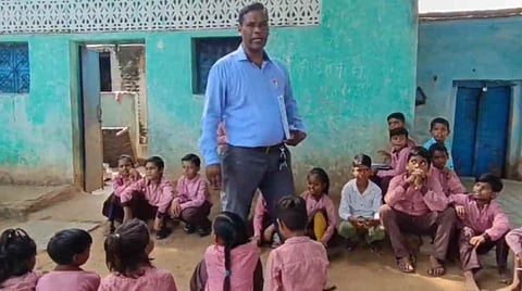 स्कूल नहीं आ रहा था बच्चा, छात्रों को लेकर घर ही पहुंच गए मास्टरजी, फिर …