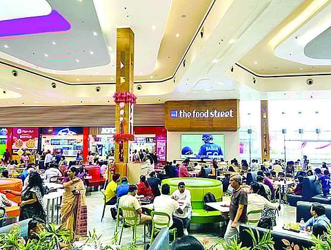 Durga Puja 2023 : आखिरी Weekend पर मॉल्स में उमड़ी भीड़