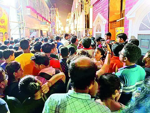 श्रीभूमि ने लोगों पर चढ़ाया पूजा का खुमार, उमड़ी भीड़