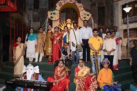 दृष्टिबाधित देवी दुर्गा और असुर तो व्हीलचेयर वाले गणेश …