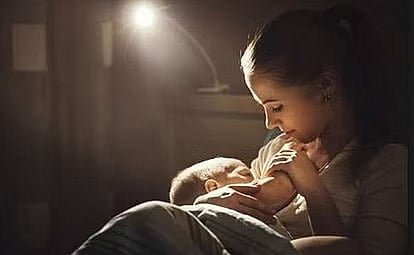 8 महीने के बच्चे को स्तनपान करा रही महिला पर गिरी बिजली