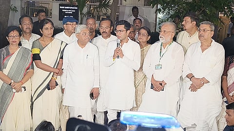 दिल्ली में संवाददाताओं को संबोधित करते अभिषेक बनर्जी। साथ में हैं सुदीप बंद्योपाध्याय, कल्याण बनर्जी, अरूप विश्वास, डॉ. काकोली घोष दस्तीदार, मानस रंजन भुइयां, प्रदीप मजूमदार, डॉ. शशि पांजा, चंद्रिमा भट्टाचार्य, ज्योतिप्रिय मल्लिक, अरूप राय, गौतम देब व सुजीत बोस