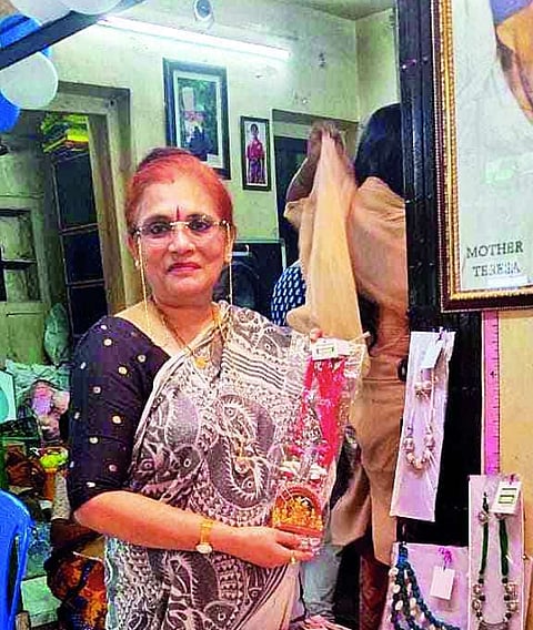 ब्लड कैंसर में खोया इकलौते बेटे को, अब चलाती हैं वंचित बच्चों के लिये स्कूल