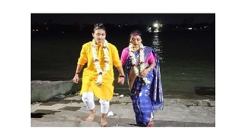 कोलकाता: सुप्रीम कोर्ट के फैसले से नाराज हुई दो लड़कियां, आपस में रचाई शादी