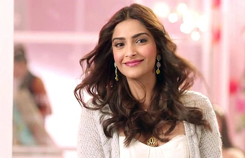 यूट्यूबर ने Sonam Kapoor को कहा ‘Dumb’ तो भेज दिया लीगल नोटिस, अब …