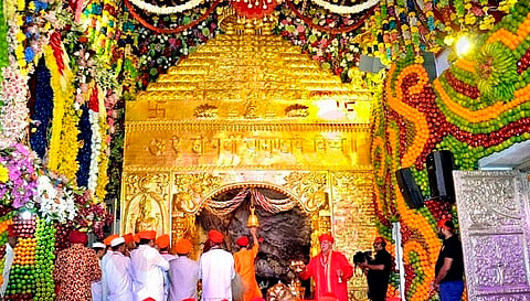 नवरात्रि में वैष्णो देवी मंदिर में दर्शन के लिए उमड़ी भीड़, 3 दिन में पहुंचे 1.27 लाख श्रद्धालु