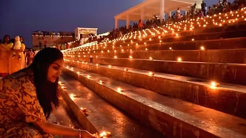 Kolkata Dev Deepawali : इस बार महानगर में वाराणसी के तर्ज पर …