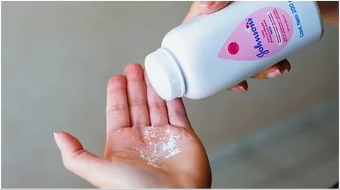 महिला को लग गई बेबी पाउडर खाने की लत, रोज एक बोतल कर देती है खाली