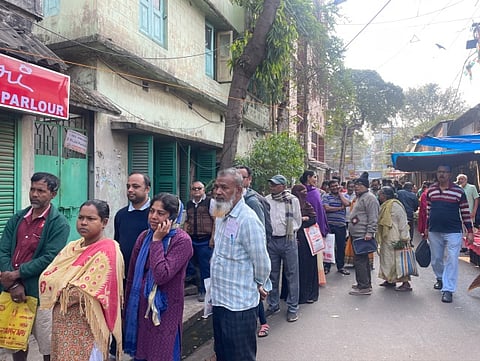 LPG Biometric Update: : उपभोक्ताओं में है कंफ्यूजन, इस डर से लगा रहे कतार