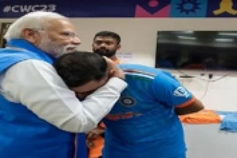 फाइनल में हार के बाद पीएम मोदी ने खिलाड़ियों का बढ़ाया हौसला, शमी को लगाया गले