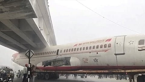 मोतिहारी में फ्लाईओवर के नीचे फंसा हवाई जहाज, देखें वीडियो