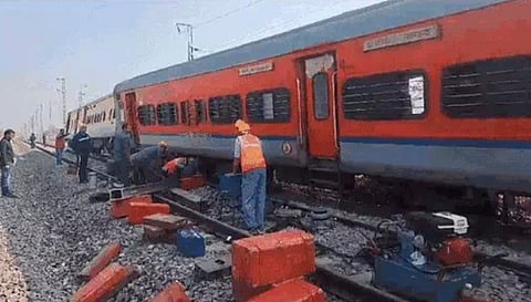 अजमेर-सियालदह ट्रेन के चार डिब्बे पटरी से उतरे, टला बड़ा हादसा