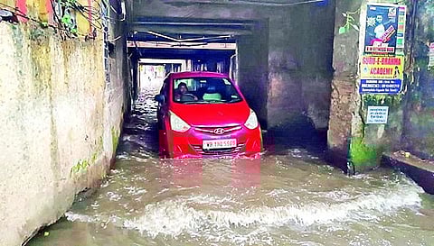 मौत को दावत दे रहा है बेलूड़ अंडरपास, लोगों ने जताई नाराजगी