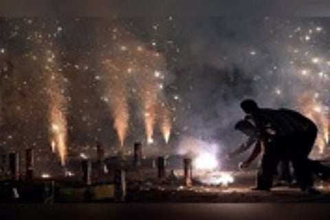 दिवाली पर पटाखों के अलावा इन चीजों से हो जाएं सावधान