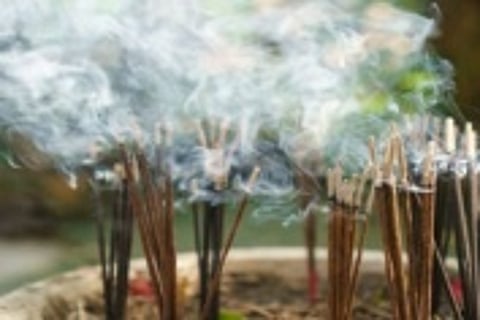 खतरनाक है अगरबत्ती का धुआं, जानें शरीर के लिए कितना है घातक!