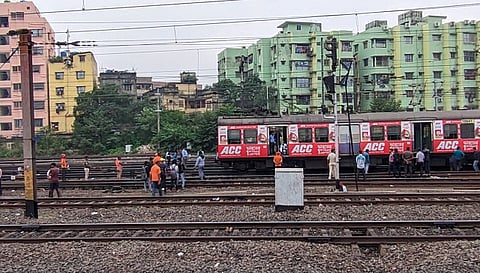 हावड़ा स्टेशन के पास पटरी से उतरी लोकल ट्रेन