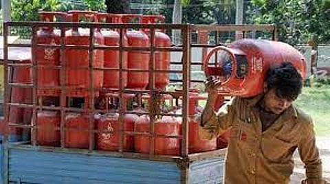 नये साल से पहले घटी LPG की कीमत, 39.50 रुपये की हुई कटौती